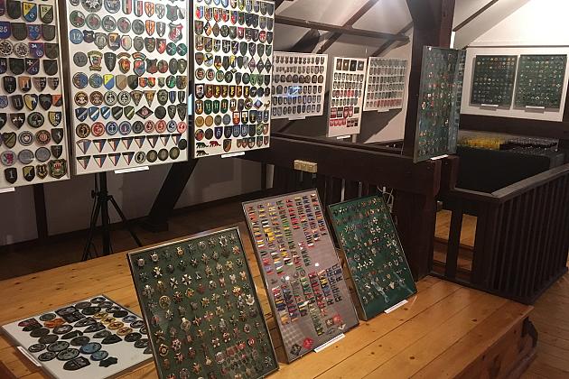 9 tysięcy wojskowych odznak, proporczyków, emblematów w lęborskim Muzeum
