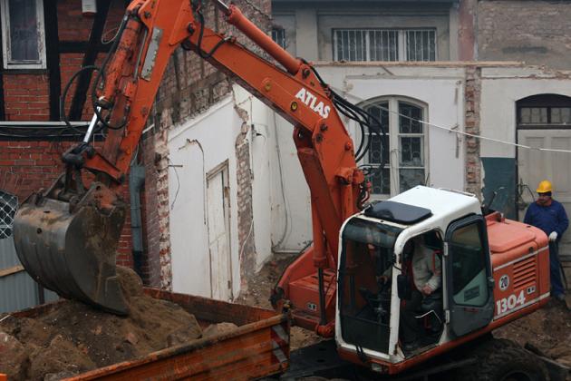 Rozbudowa ratusza - trwają prace rozbiórkowe