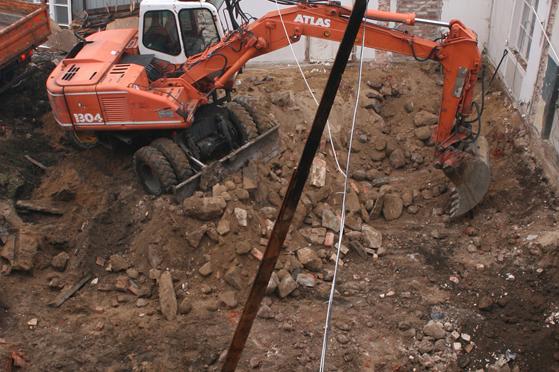 Rozbudowa ratusza - trwają prace rozbiórkowe