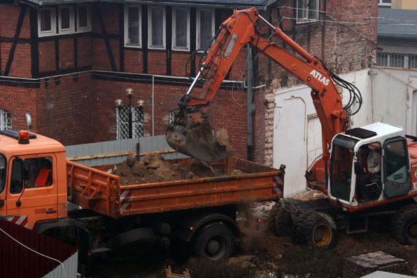 Rozbudowa ratusza - trwają prace rozbiórkowe