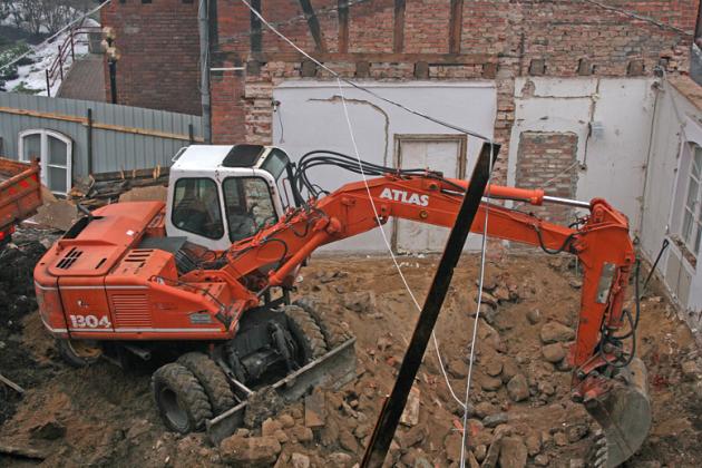 Rozbudowa ratusza - trwają prace rozbiórkowe