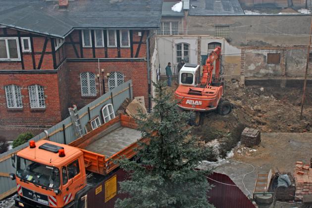 Rozbudowa ratusza - trwają prace rozbiórkowe
