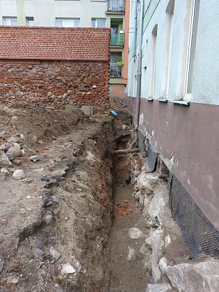 Archeologiczne odkrycie przy murach i zamku