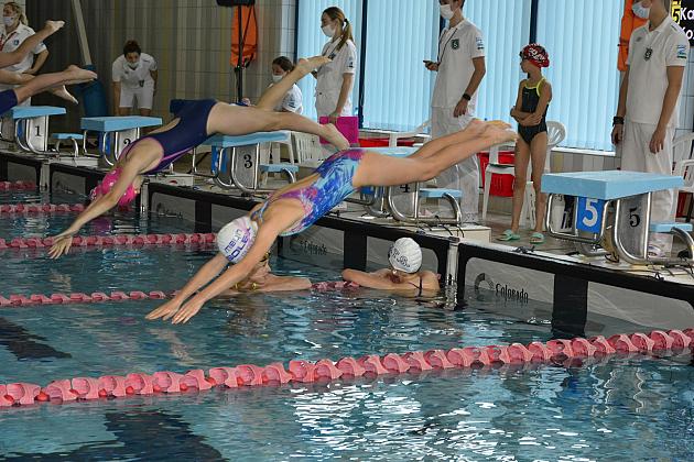 12 medali pływaków SOLEX-u w zawodach pływackich MEYN