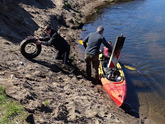 Będą czyścić rzekę Łebę