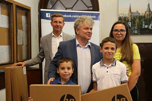 Laptopy trafiły w ręce mieszkańców