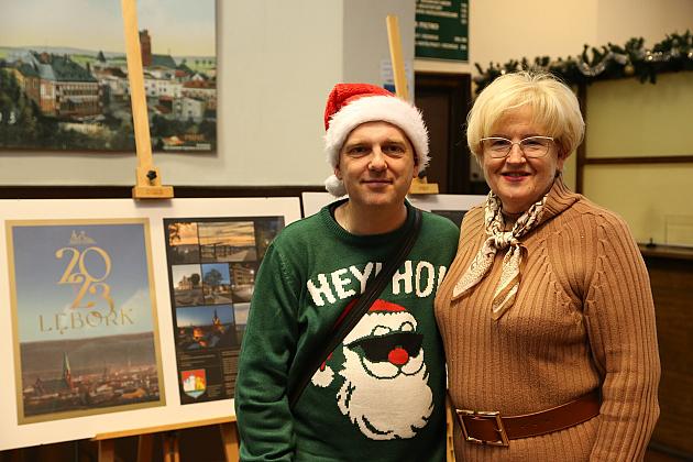 Kalendarze Lęborka na rok 2023 rozdane na „Mikołajki”