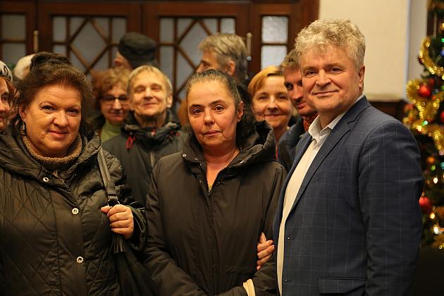 Kalendarze Lęborka na rok 2023 rozdane na „Mikołajki”