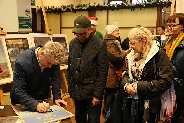 Kalendarze Lęborka na rok 2023 rozdane na „Mikołajki”