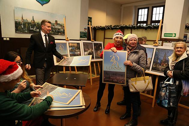 Kalendarze Lęborka na rok 2023 rozdane na „Mikołajki”