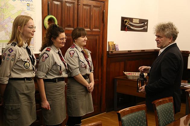 Uroczyste Przekazanie Betlejemskiego Światła Pokoju w lęborskim Ratuszu