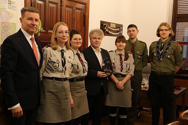 Uroczyste Przekazanie Betlejemskiego Światła Pokoju w lęborskim Ratuszu