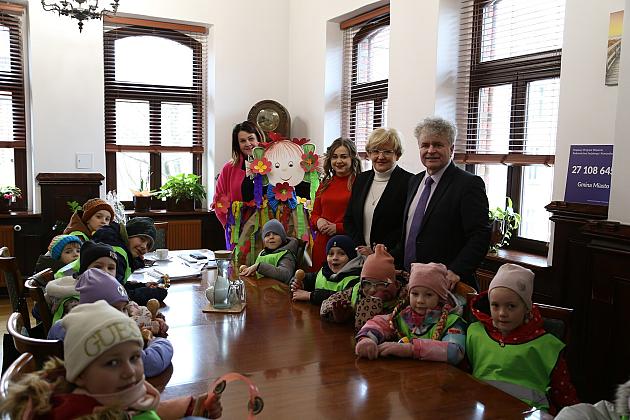 Nadchodzi Wiosna – przedszkolaki w ratuszu z marzanną i życzeniami