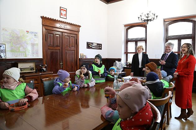 Nadchodzi Wiosna – przedszkolaki w ratuszu z marzanną i życzeniami