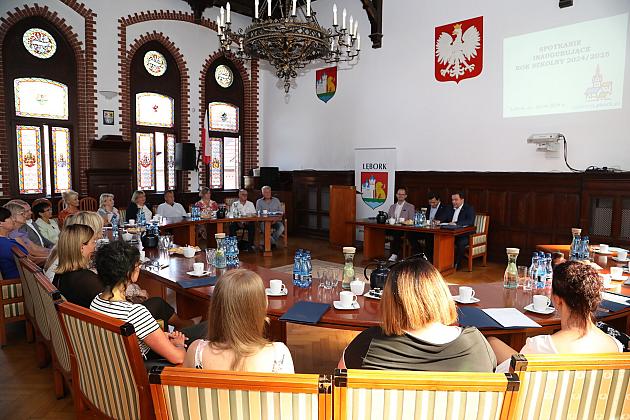 Spotkanie w ratuszu ws. nowego roku szkolnego i ślubowanie