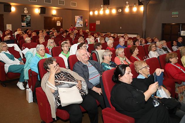Seniorki i seniorzy na Powiatowym Forum Senioralnym w Lęborku