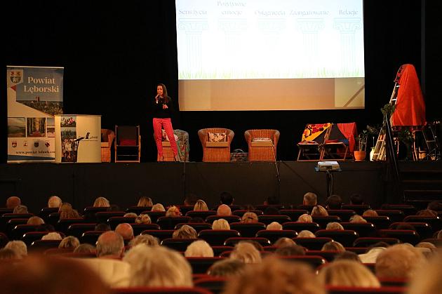 Seniorki i seniorzy na Powiatowym Forum Senioralnym w Lęborku