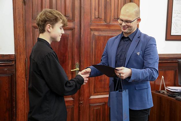 Burmistrz pogratulował braciom, którzy uratowali psa