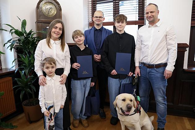 Burmistrz pogratulował braciom, którzy uratowali psa