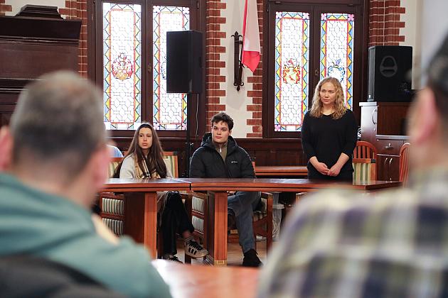 Uczestnicy projektu PolaNET odwiedzili ratusz