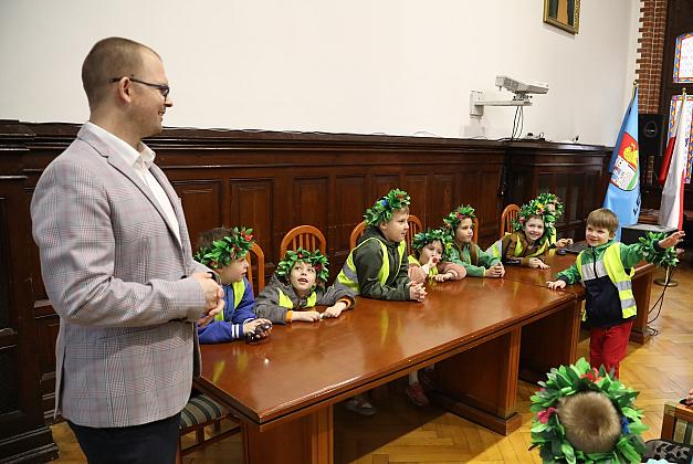 Wielkanocna wizyta przedszkolaków w lęborskim ratuszu