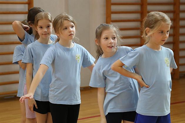 „Kto z nas lepiej i prędzej” – sportowa zabawa pełna emocji i uśmiechu!