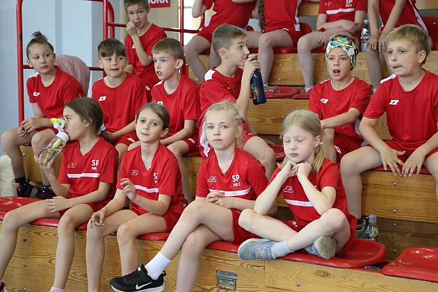 „Kto z nas lepiej i prędzej” – sportowa zabawa pełna emocji i uśmiechu!