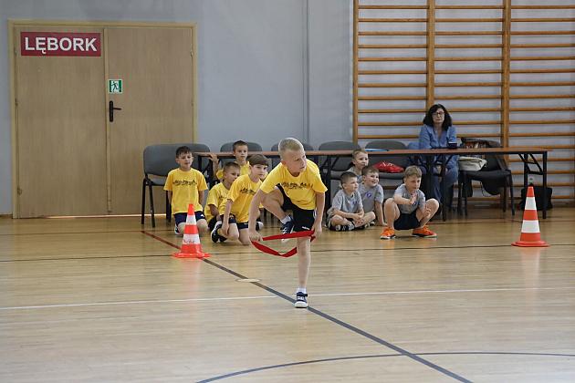 „Kto z nas lepiej i prędzej” – sportowa zabawa pełna emocji i uśmiechu!