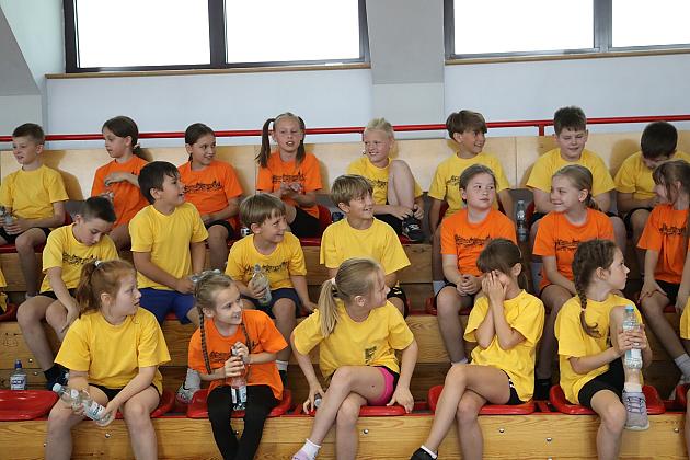 „Kto z nas lepiej i prędzej” – sportowa zabawa pełna emocji i uśmiechu!