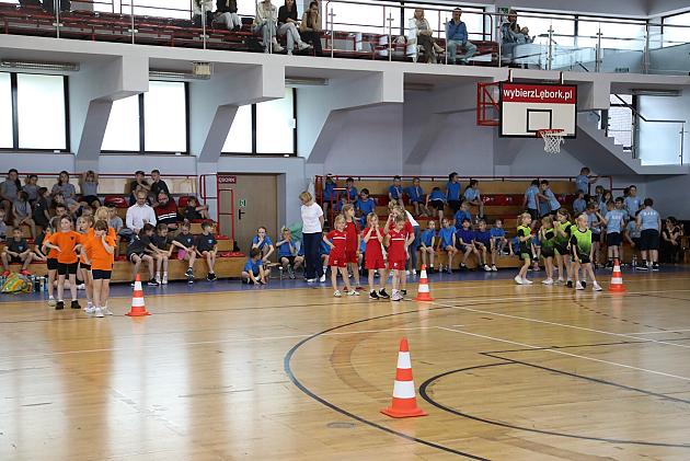 „Kto z nas lepiej i prędzej” – sportowa zabawa pełna emocji i uśmiechu!