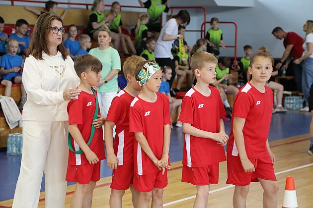 „Kto z nas lepiej i prędzej” – sportowa zabawa pełna emocji i uśmiechu!