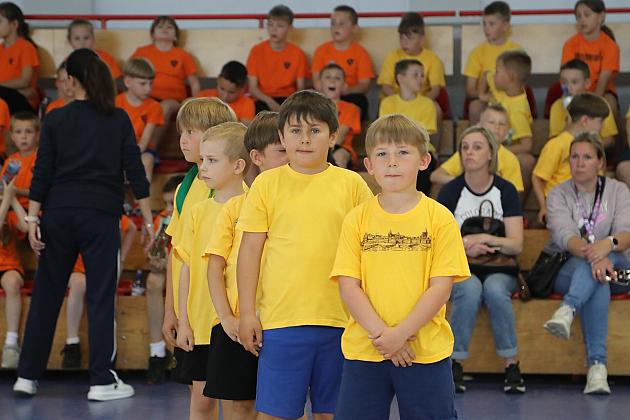 „Kto z nas lepiej i prędzej” – sportowa zabawa pełna emocji i uśmiechu!