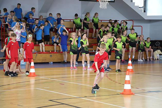 „Kto z nas lepiej i prędzej” – sportowa zabawa pełna emocji i uśmiechu!