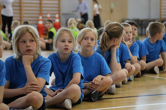 „Kto z nas lepiej i prędzej” – sportowa zabawa pełna emocji i uśmiechu!