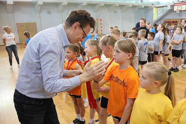 „Kto z nas lepiej i prędzej” – sportowa zabawa pełna emocji i uśmiechu!