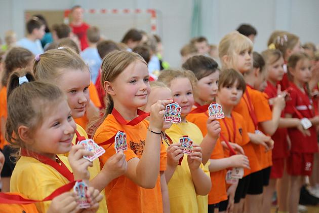 „Kto z nas lepiej i prędzej” – sportowa zabawa pełna emocji i uśmiechu!