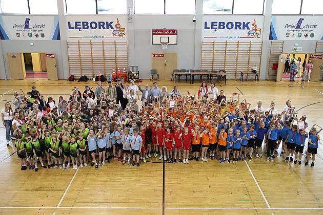 „Kto z nas lepiej i prędzej” – sportowa zabawa pełna emocji i uśmiechu!