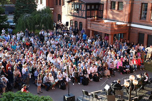 Letnie Granie ponownie na dziedzińcu ratusza – koncert akordeonowy z udziałem 33 młodych muzyków z całej Polski
