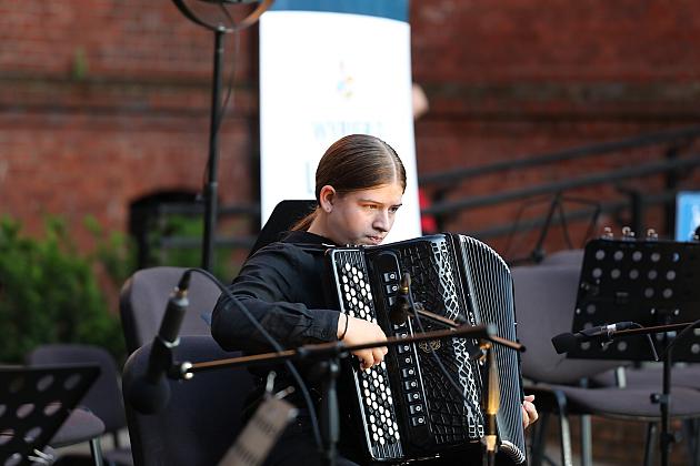 Letnie Granie ponownie na dziedzińcu ratusza – koncert akordeonowy z udziałem 33 młodych muzyków z całej Polski