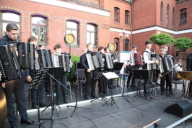 Letnie Granie ponownie na dziedzińcu ratusza – koncert akordeonowy z udziałem 33 młodych muzyków z całej Polski