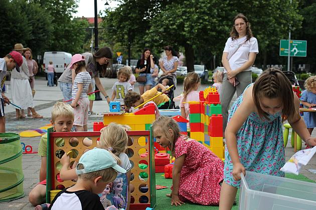 Letnie czwartki z książką i… niespodzianką!