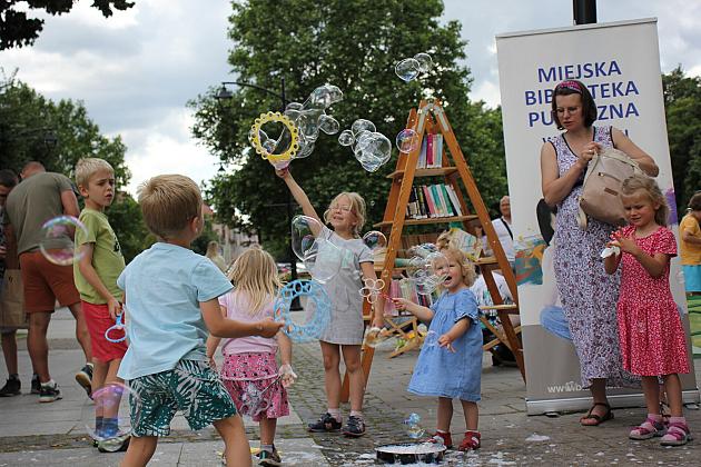 Letnie czwartki z książką i… niespodzianką!
