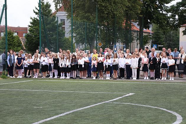 Uczniowie wrócili do szkół. Inauguracja roku szkolnego w SP nr 5 w Lęborku