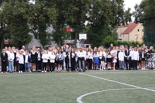 Uczniowie wrócili do szkół. Inauguracja roku szkolnego w SP nr 5 w Lęborku