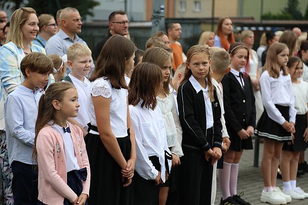 Uczniowie wrócili do szkół. Inauguracja roku szkolnego w SP nr 5 w Lęborku