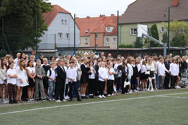 Uczniowie wrócili do szkół. Inauguracja roku szkolnego w SP nr 5 w Lęborku