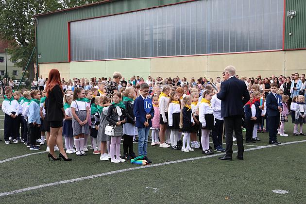 Uczniowie wrócili do szkół. Inauguracja roku szkolnego w SP nr 5 w Lęborku