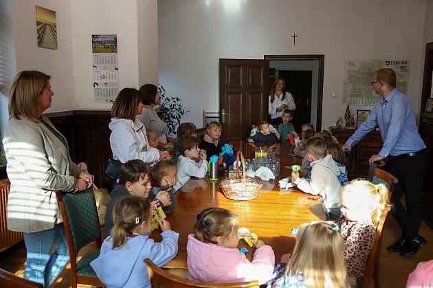 Przedszkolaki z „Baśniowego” odwiedziły Burmistrza