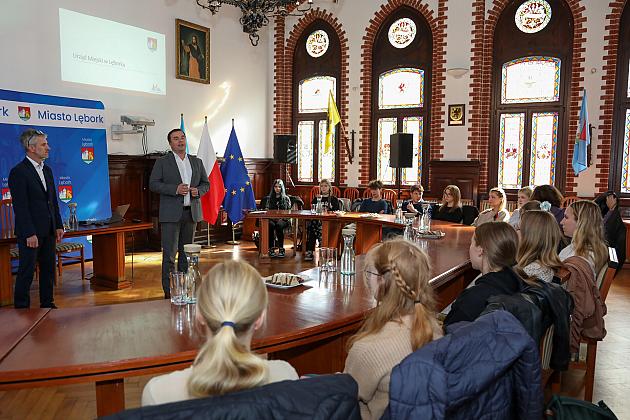 „Młodzi Ambasadorzy Edukacji Obywatelskiej” w ratuszu