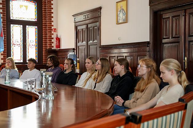 „Młodzi Ambasadorzy Edukacji Obywatelskiej” w ratuszu